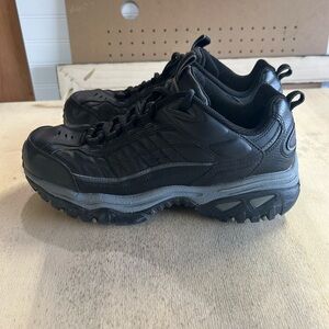 Skechers Mens after burn. Size 9